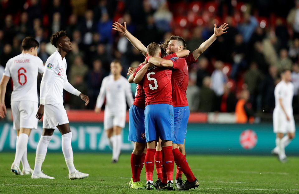 Reprezentanti Česka oslavujú víťazstvo nad Anglickom