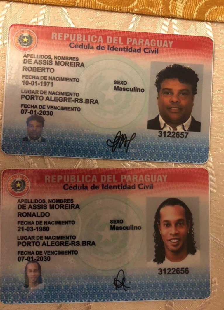 Falošný pas Ronaldinha a jeho brata.