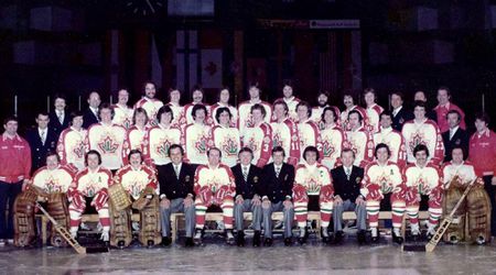 Keď Sovietsky zväz ponížil Kanadu. Hviezdy NHL to nemohli prežiť, Esposito hodil prilbu po prezidentovi IIHF