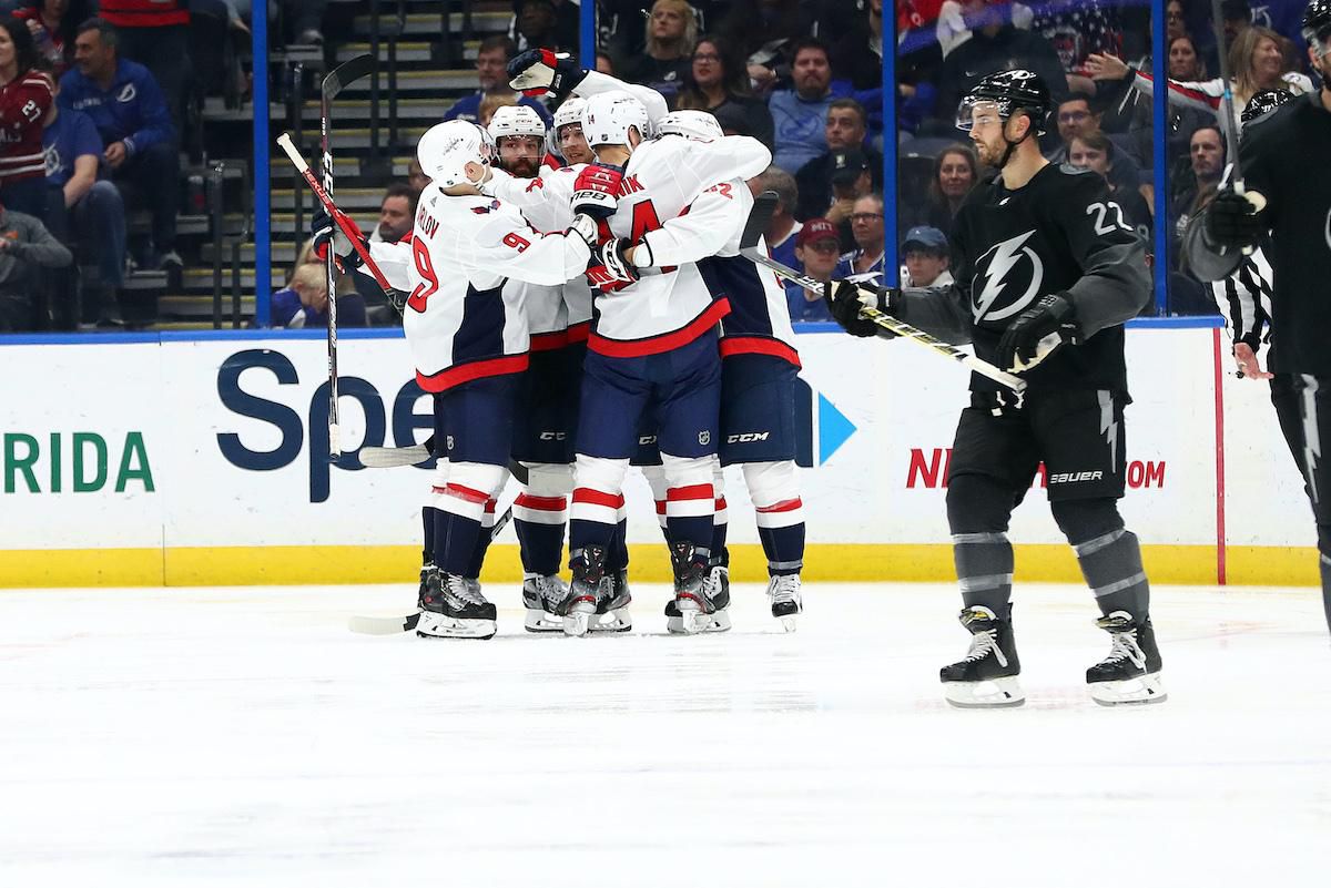 Radosť hráčov Washingtonu Capitals v zápase s Tampu Bay.