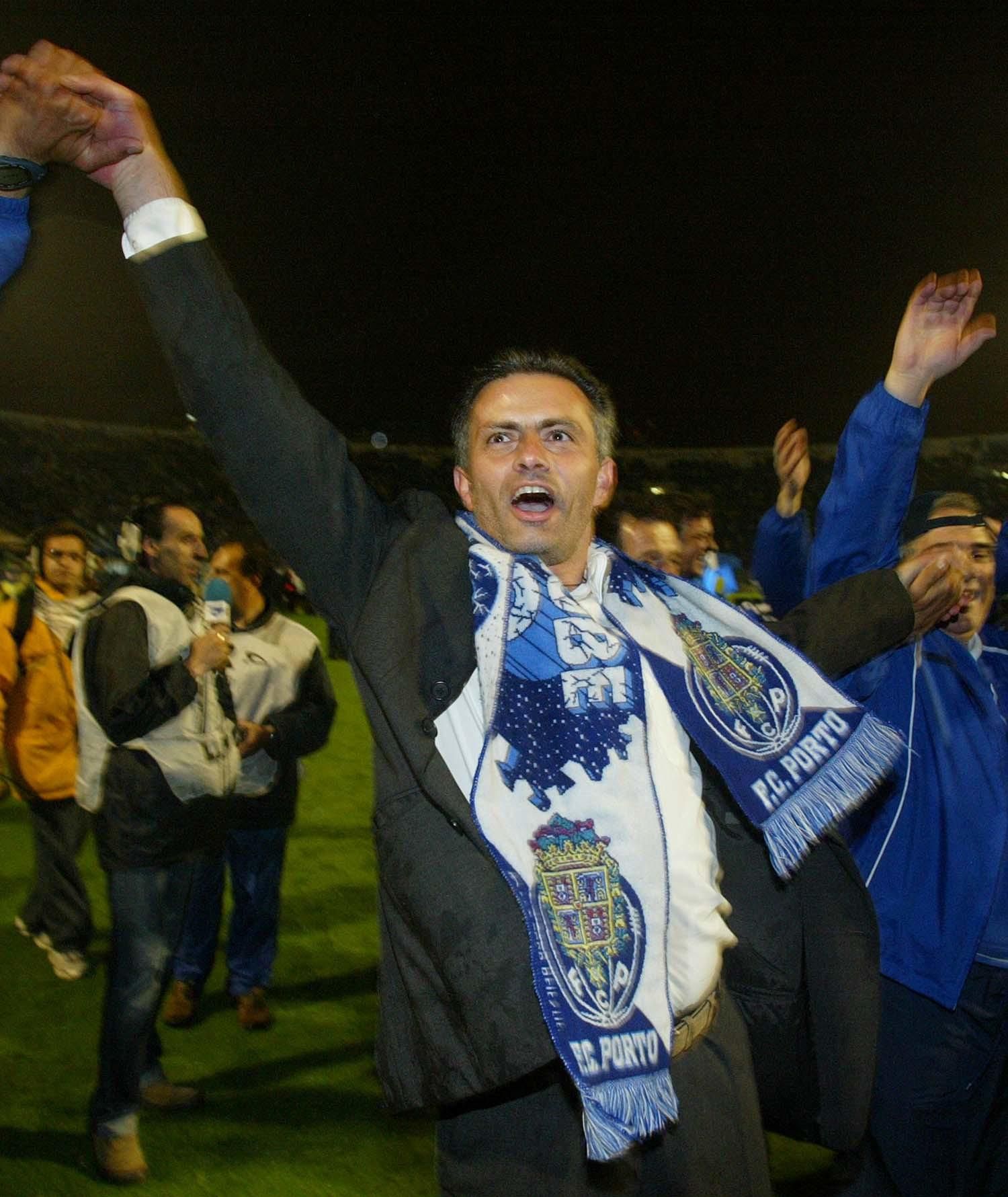 José Mourinho oslavuje zisk titulu s FC Porto v roku 2003