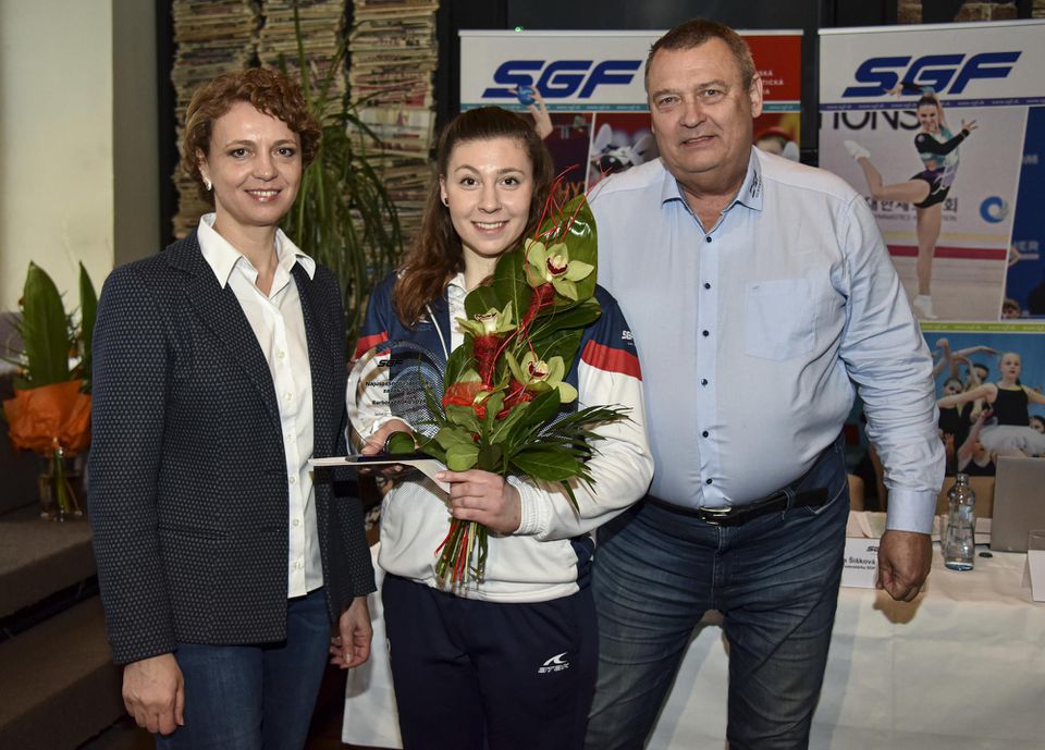 Gymnastka Barbora Mokošová (uprostred) si preberá cenu Slovenskej gymnastickej federácie, vpravo prezidenta Slovenskej gymnastickej federácie Ján Novák.