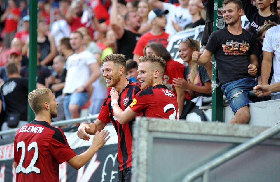 Lucas Lovat sa teší so spoluhráčmi Spartaka Trnava z gólu