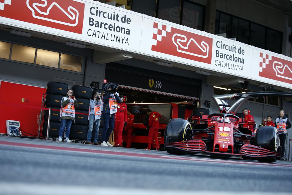 Charles Leclerc z Ferrari počas predsezónnych testov.
