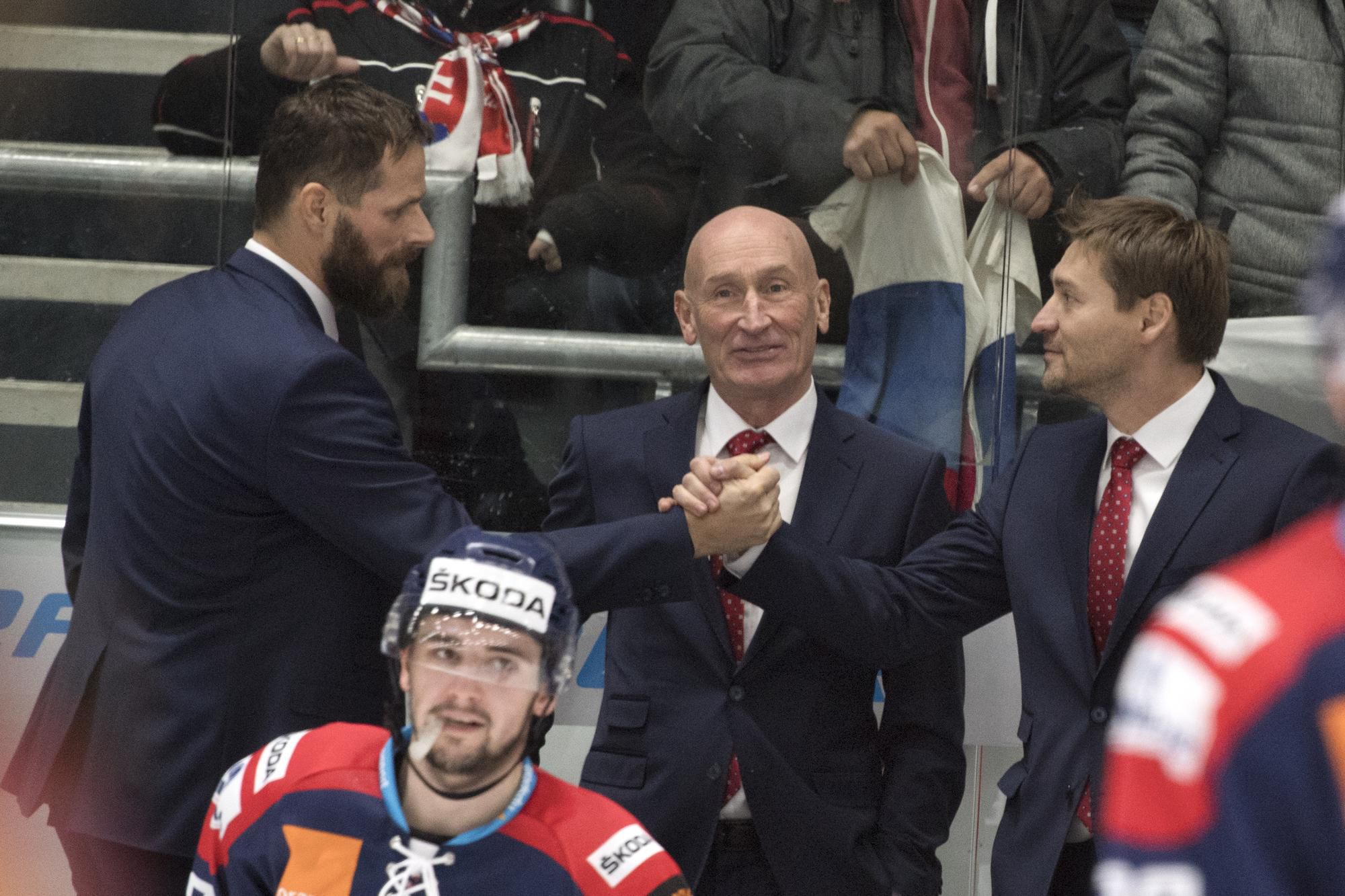 gratulácia po víťazstve Slovenska, uprostred tréner tímu Craig Ramsay a jeho asistenti Michal Handzuš (vľavo) a Vladimír Országh (vpravo)