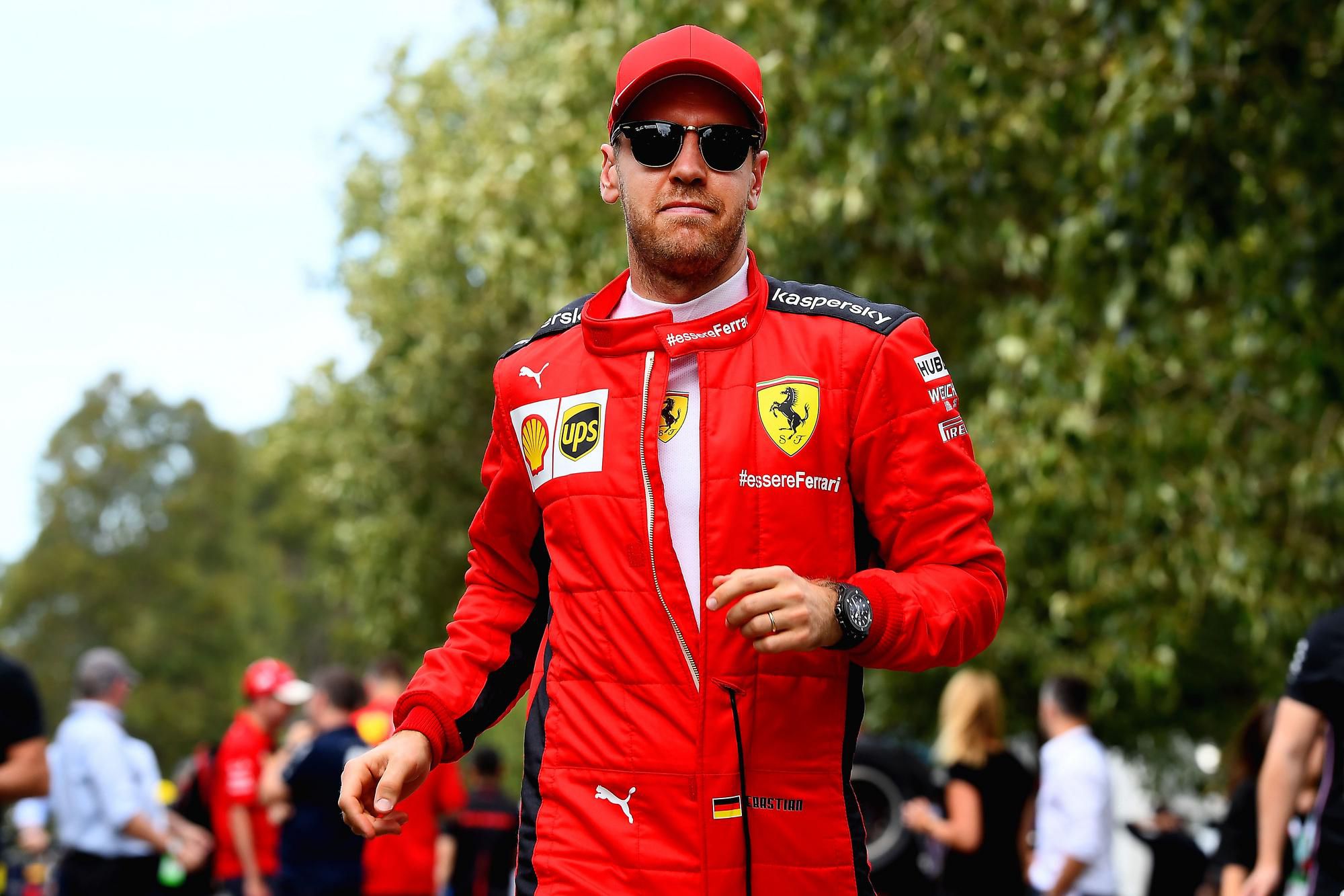 Jazdec tímu Ferrari Sebastian Vettel.