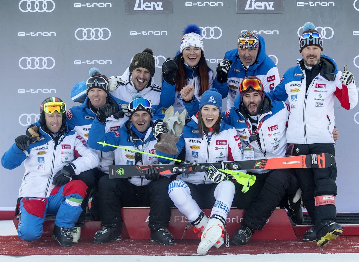 Slovenská lyžiarka Petra Vlhová (uprostred) sa teší so svojím tímom.