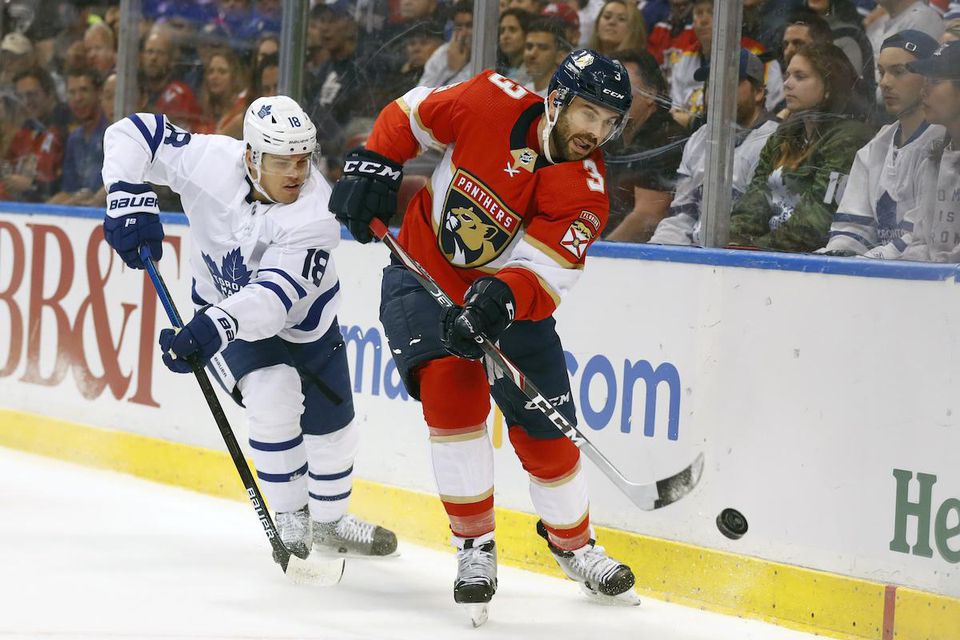 Andreas Johnsson (Toronto Maple Leafs) a Keith Yandle (Florida Panthers).