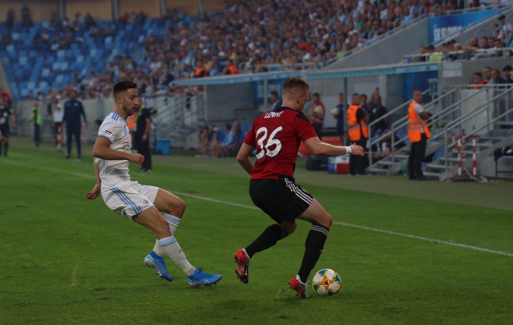 Lucas Lovan (FC Spartak Trnava) v súboji s Andražom Šporarom (ŠK Slovan Bratislava) na Tehelnom poli