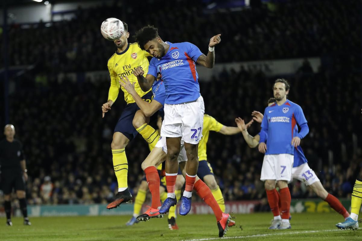 Hráč Arsenalu Pablo Mari (vľavo) a Ellis Harrison z Portsmouthu (vpravo)