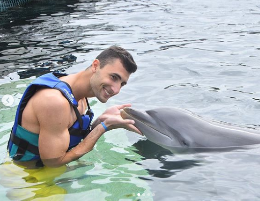 Dominik Greif na dovolenke s delfínom.