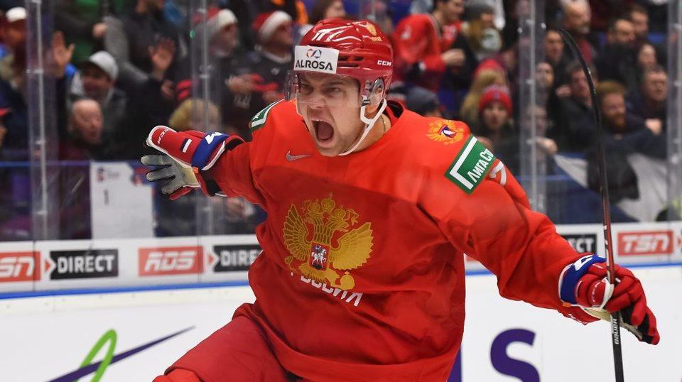 Ruský reprezentant do 20 rokov Alexander Khovanov oslavuje gól do siete Kanady