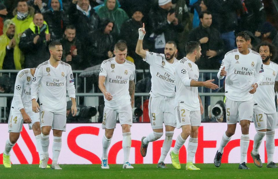 Karim Benzema sa raduje s ostatnými hráčmi Realu Madrid.