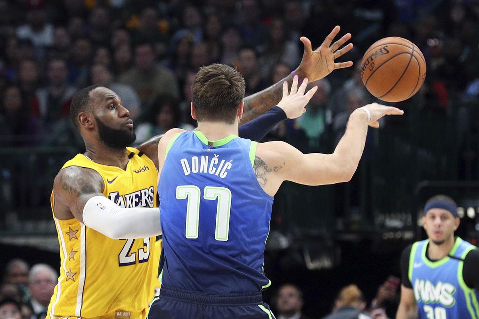 LeBron James bráni Luku Dončiča v zápase Dallas Mavericks - Los Angeles Lakers