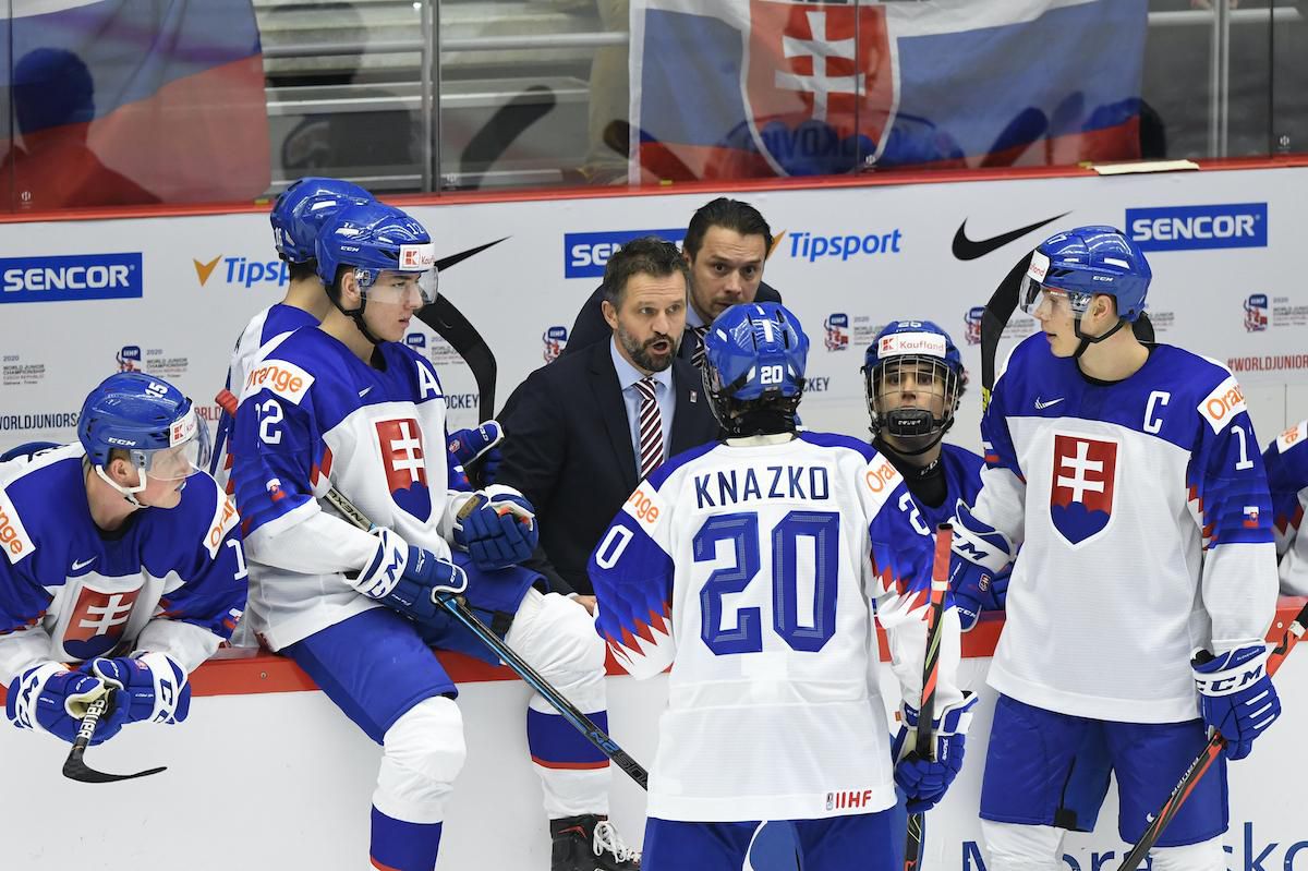 Uprostred tréner slovenskej hokejovej reprezentácie do 20 rokov Róbet Petrovický dáva pokyny hráčom.
