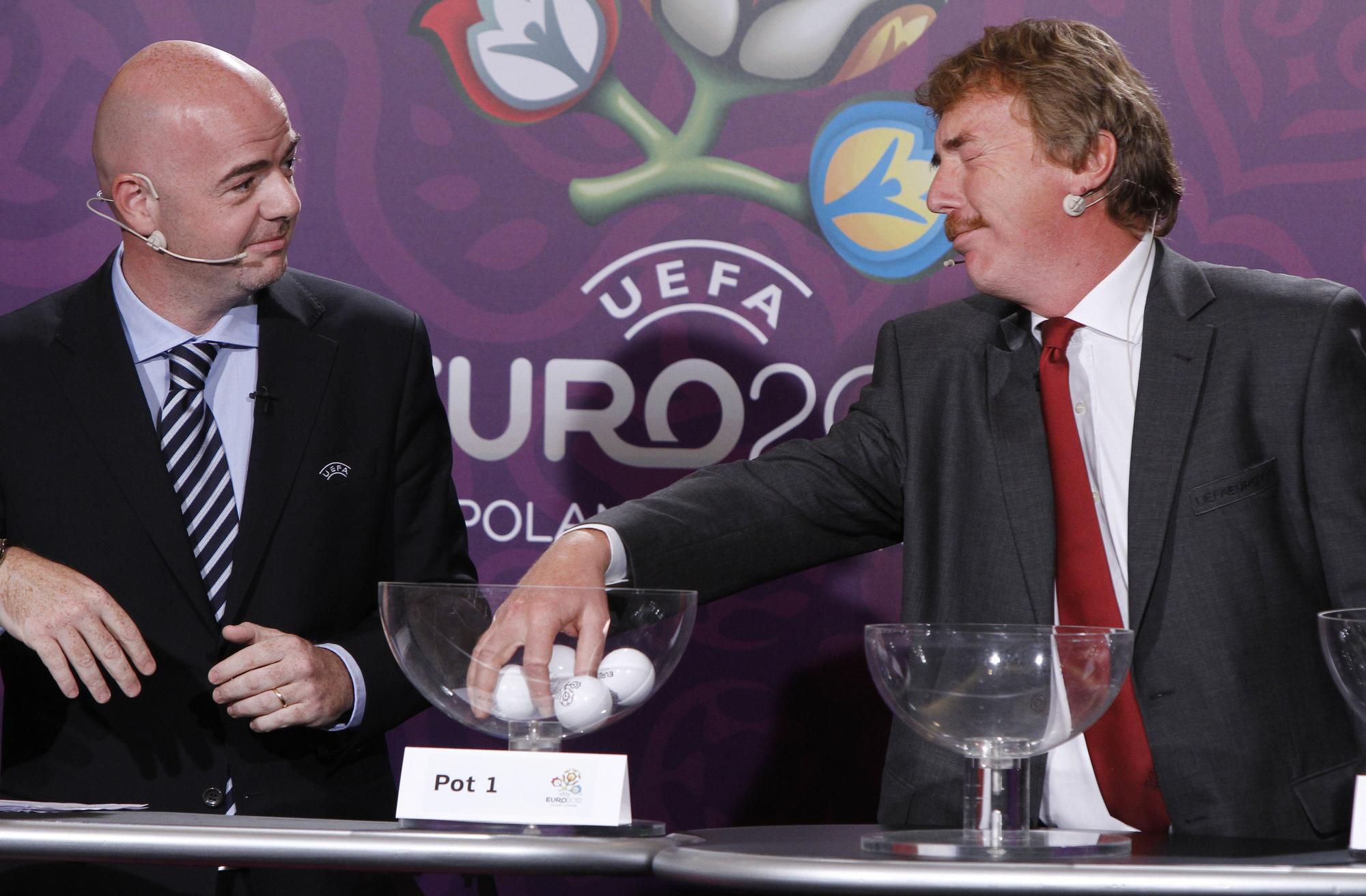 Generálny sekretár UEFA Gianni Infantino (vľavo) a bývalý poľský futbalista Zbigniew Boniek počas žrebovania  baráže o postup na EURO 2012.