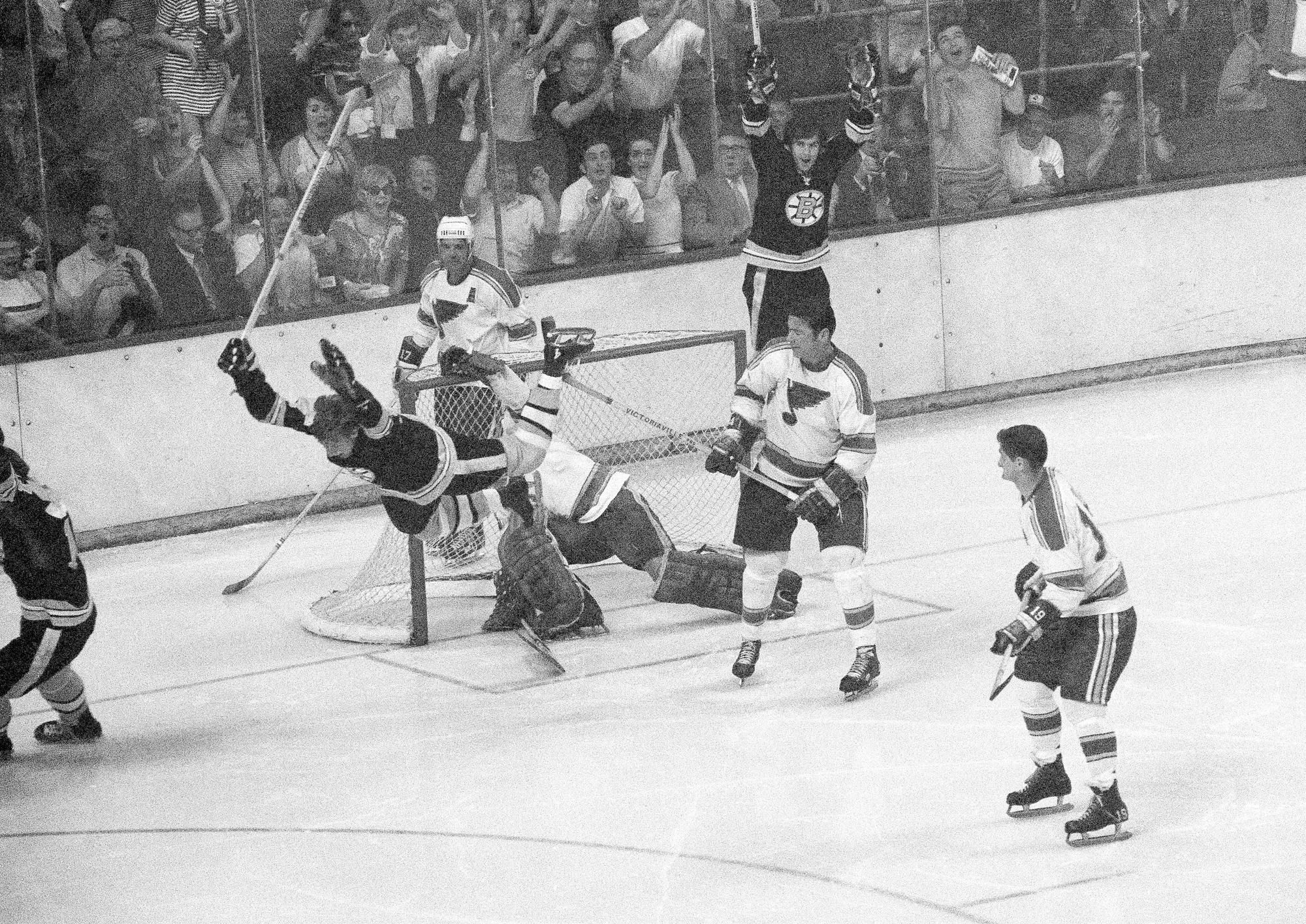 Hokejista Bostonu Bruins Bobby Orr padá na ľad po strelení víťazného gólu do brány St. Louis Blues vo finále Stanleyho pohára 10. mája 1970.