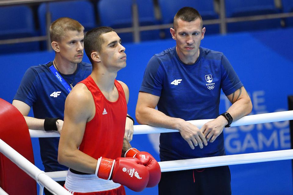 Slovenský reprezentant v boxe Andrej Csemez a tréneri Pavol Hlavačka (vzadu) a Tomi Kid Kovács.