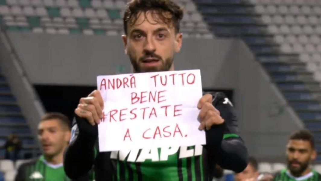 Hráč Sassuola F Caputo s odkazom "Všetko bude dobré. Ostaňte doma"