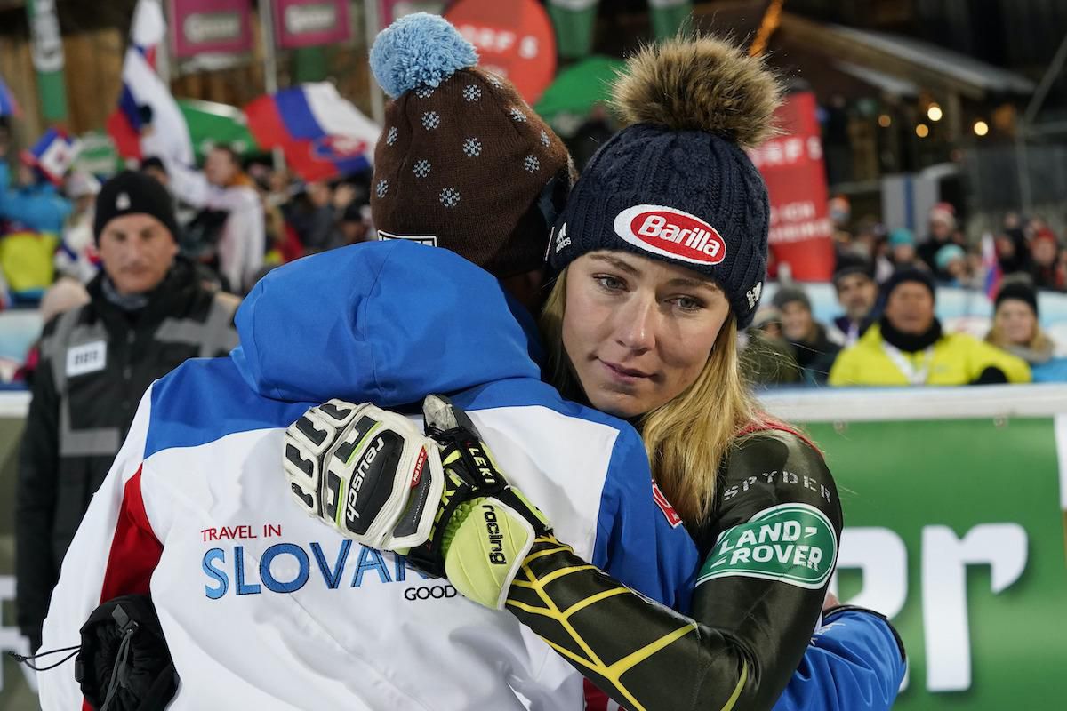 Mikaela Shiffrinová gratuluje Petre Vlhovej.