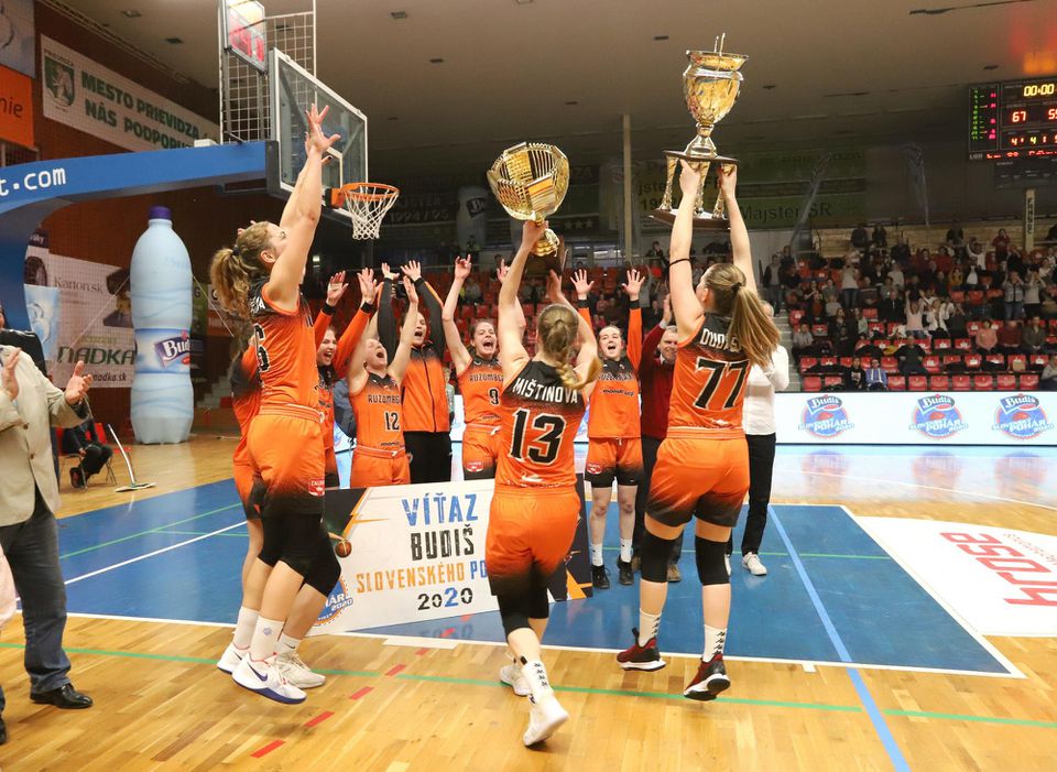 Basketbalistky Ružomberka sa tešia z víťazstva Slovenského pohára