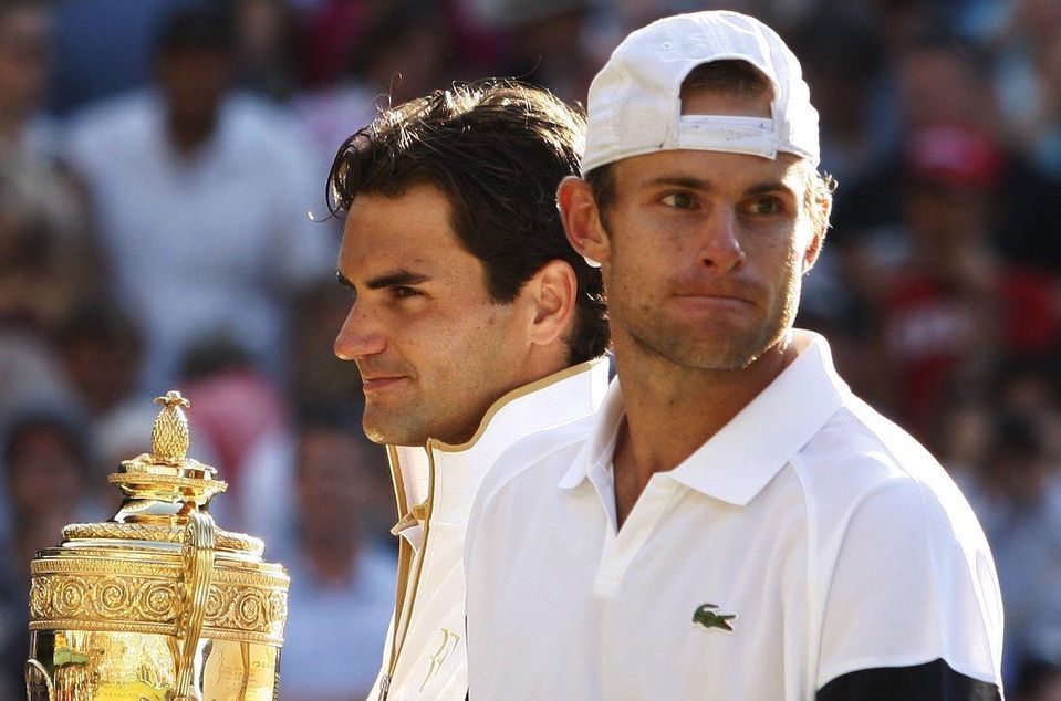Andy Roddick a v pozadí Roger Federer.