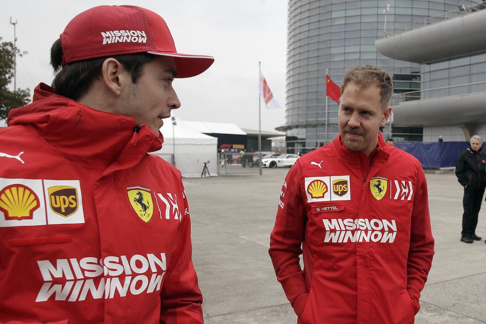 Sebastian Vettel z tímu Ferrari a jeho tímový kolega Charles Leclerc.