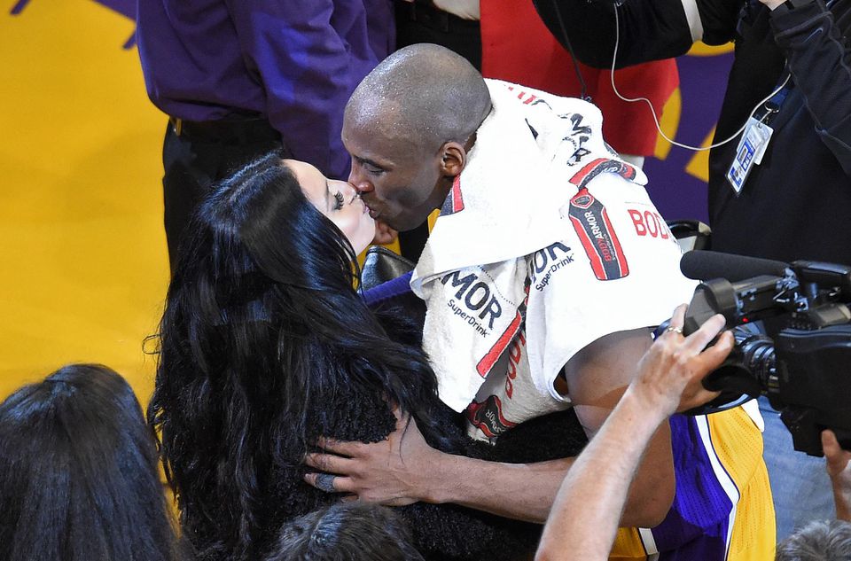 Kobe Bryant bozkáva svoju manželku Vanessu na konci zápasu NBA.