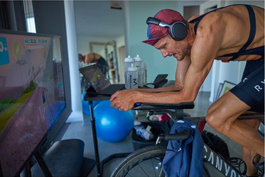 Bývalý triatlonista s bláznivým nápadom, doma chce absolvovať celého Ironmana