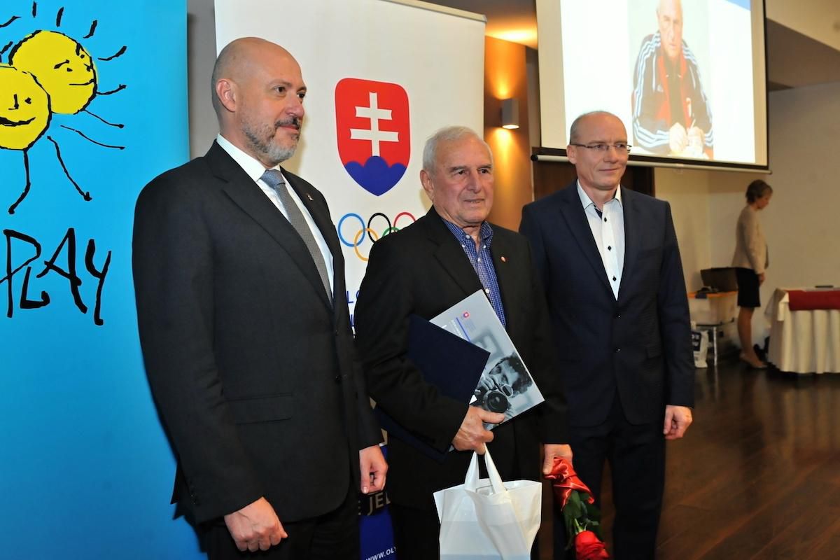 Na snímke vľavo prezident SOŠV Anto Siekel, ocenený Jozef Jankech a člen Kolégia KFP SOŠV Samuel Roško.