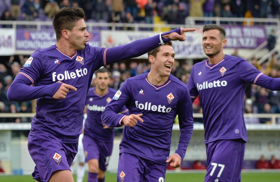 Hráč Fiorentiny Giovanni Simeone oslavuje gól.