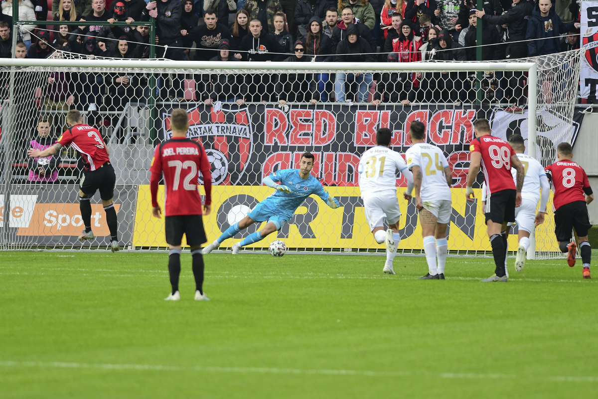 Dominik Greif chytá penaltu v zápase Trnava - Slovan