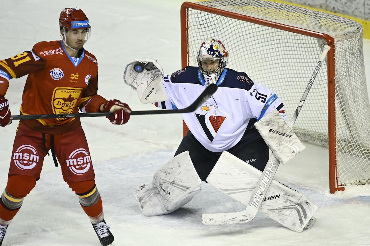 Brankár HC Slovan Bratislava Vladislav Habal a hráč Dukly Trenčín Lukáš Paukovček.