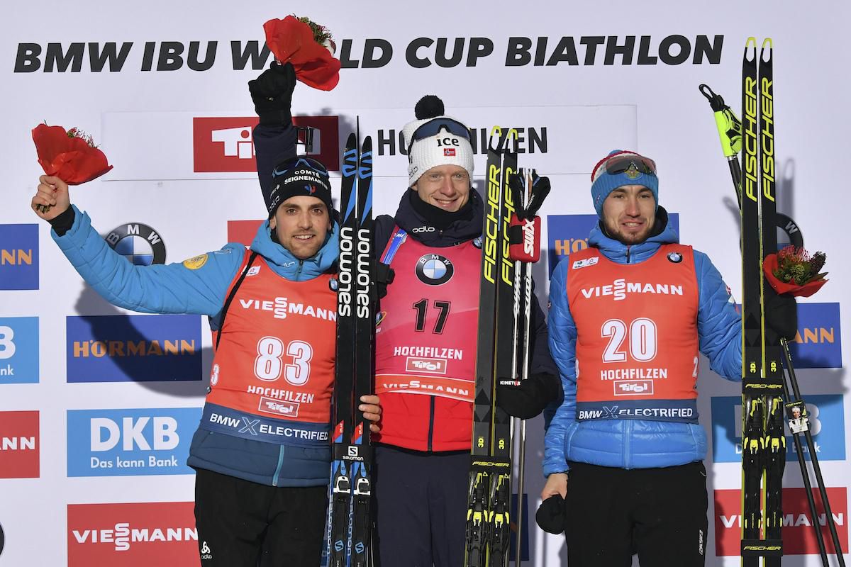 Nórsky biatlonista Johannes Thingnes Bö (uprostred) sa teší na pódiu z víťazstva v šprinte mužov na 10 km  2. kola Svetového pohára v biatlone mužov v rakúskom Hochfilzene.