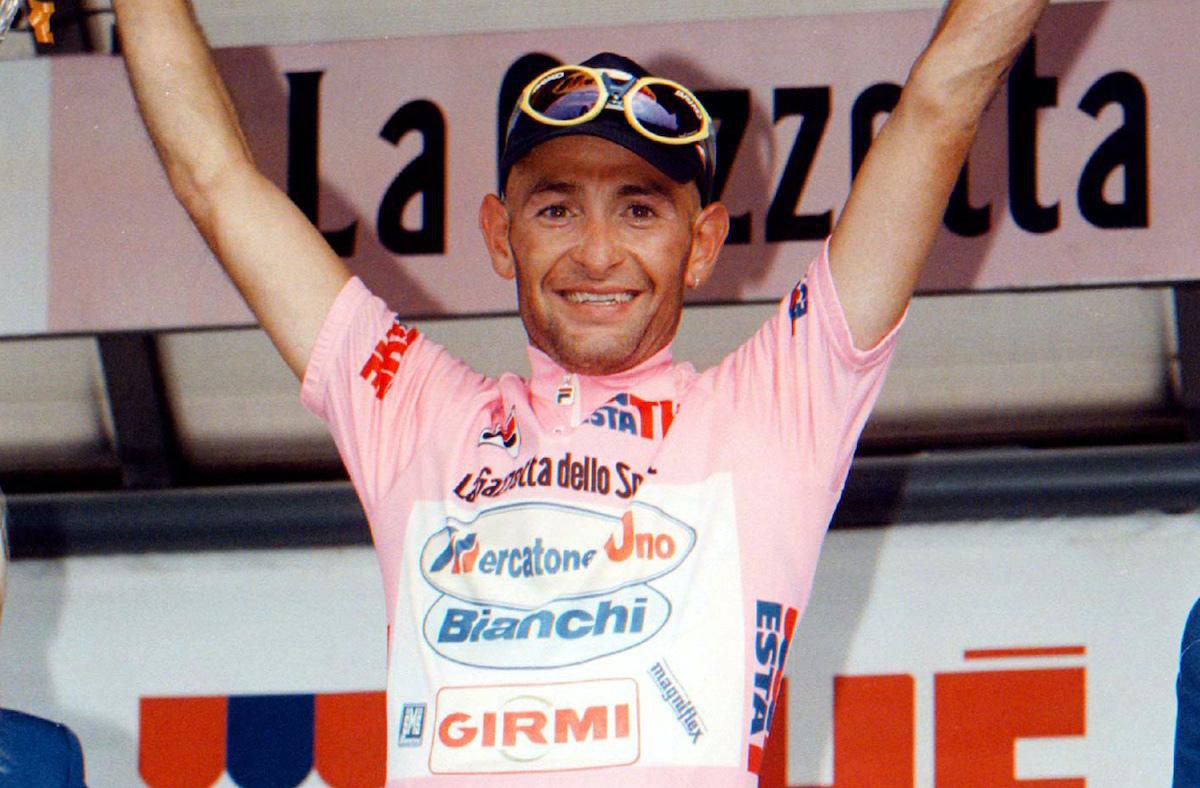 Marco Pantani sa raduje na pódiu na konci 21. etapy  cyklistických pretekov Giro d´Italia.