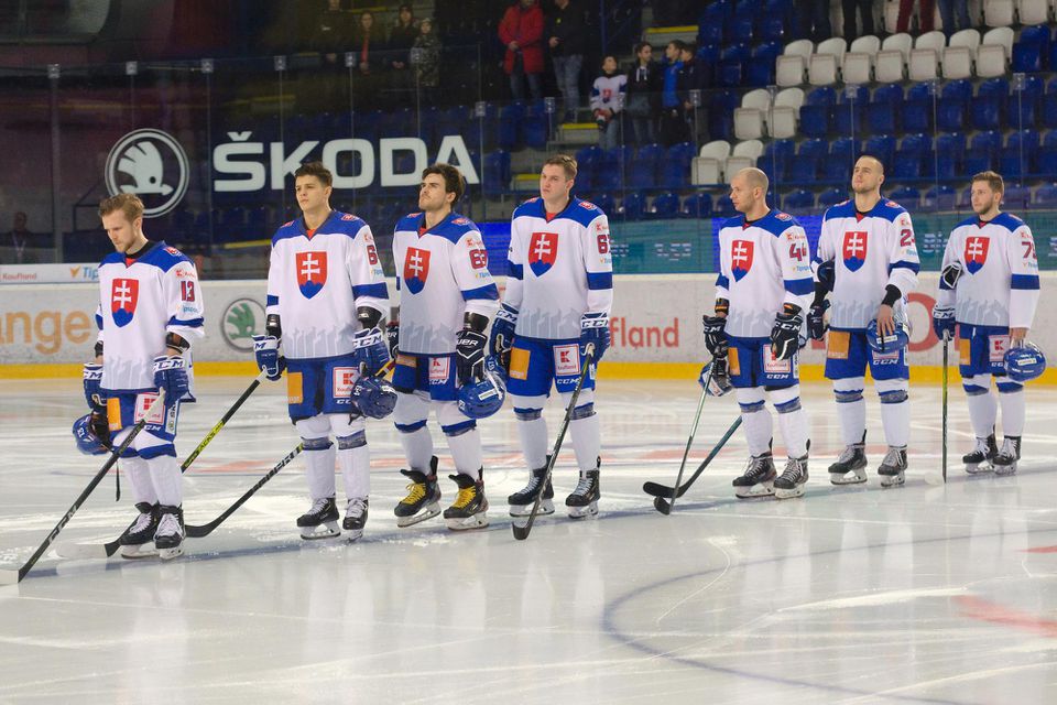 Hráči Slovenska pred začiatkom hokejového zápasu Kaufland Cup 2020 medzi Slovensko – Bielorusko