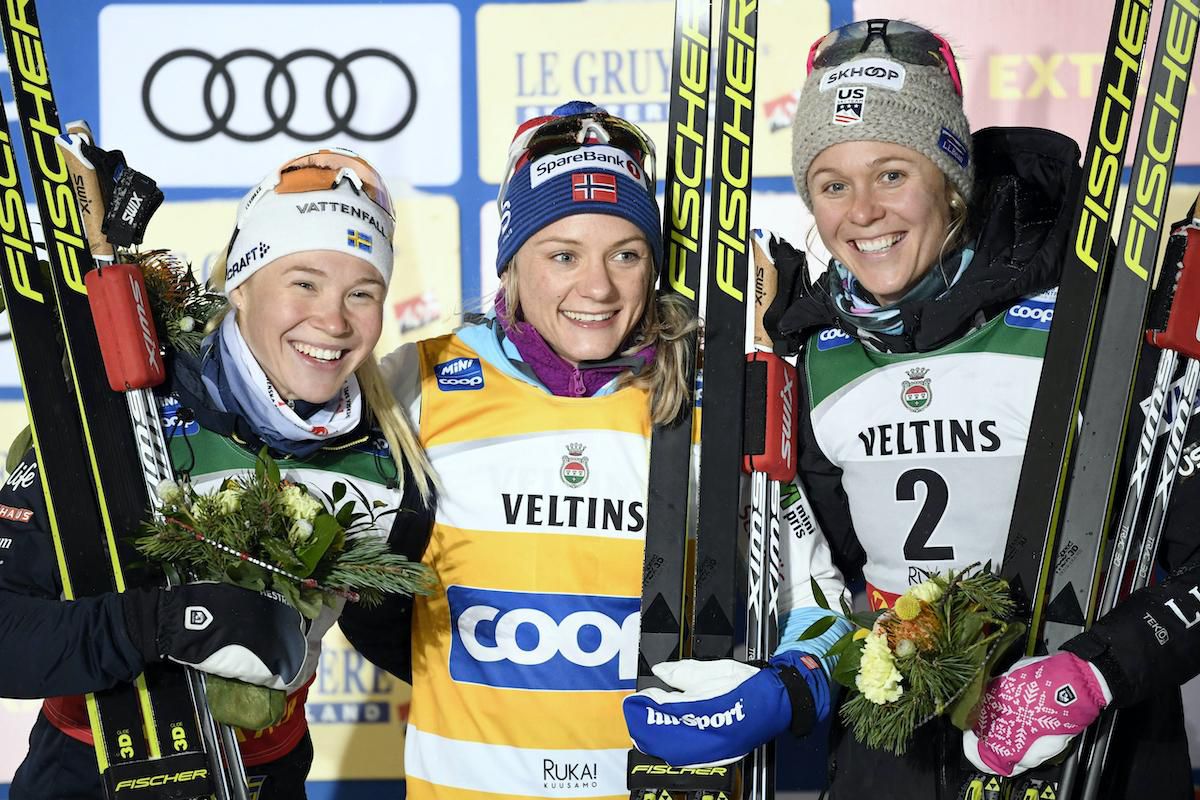 Víťazná nórska bežkyňa Maiken Caspersen Fallová (uprostred) pózuje na pódiu s druhou Švédkou Jonnou Sundlingovou (vľavo) a treťou Američankou Sadie Maubetovou Bjornsenovou (vpravo)