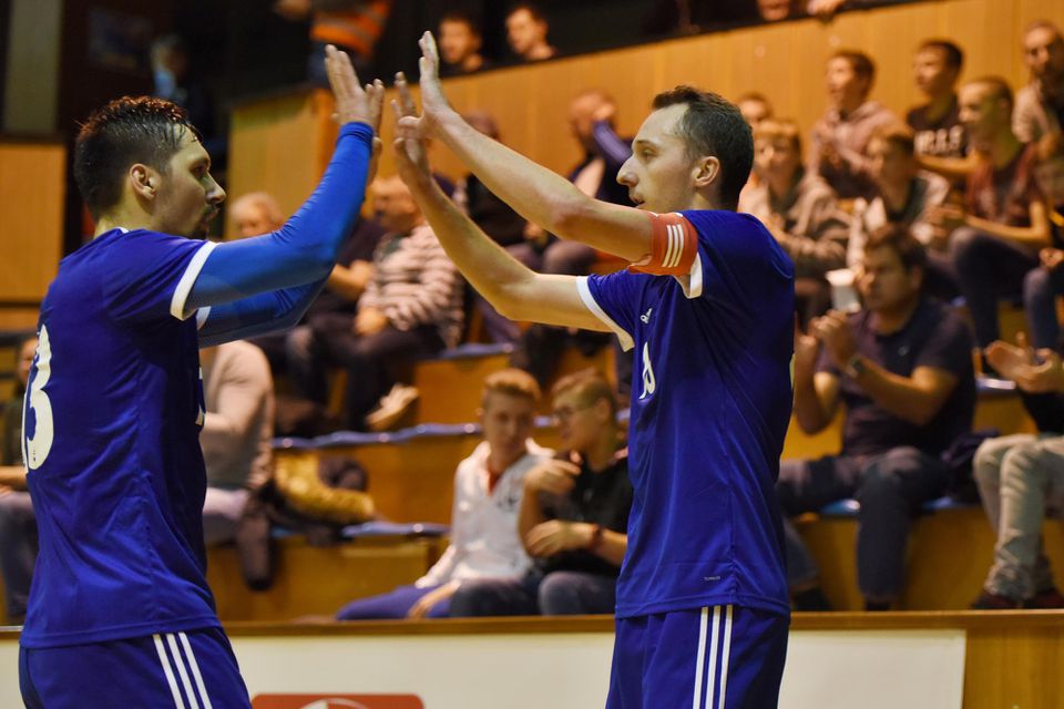 Tomáš Drahovský oslavuje svoj gól s Martinom Došom.
