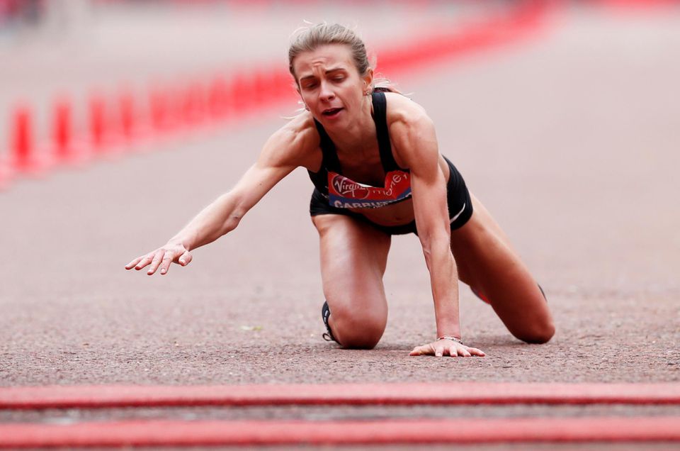 Hayley Carruthersová padá tesne pred cieľom londýnskeho maratónu.