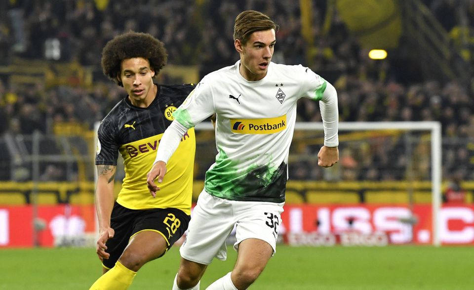 Axel Witsel (Borussia Dortmund) a Florian Neuhaus (Borussia Mönchengladbach)