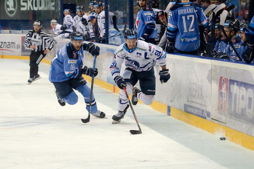 Michael Vandas z HK Poprad a Roman Kukumberg z HC Slovan Bratislava.