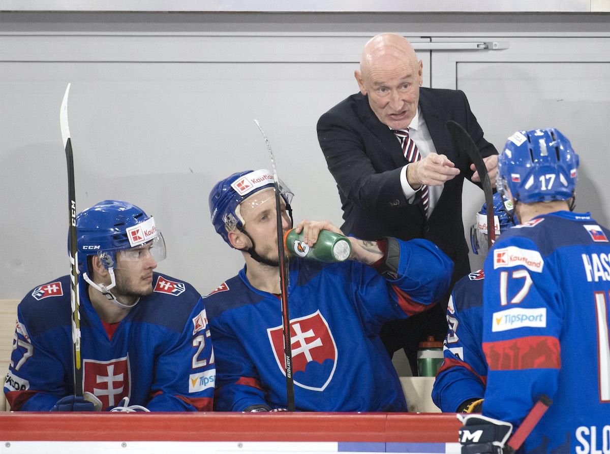 Tréner Slovenska Craig Ramsay, v popredí sprava Marcel Haščák, Radovan Puliš a Filip Krivošík.