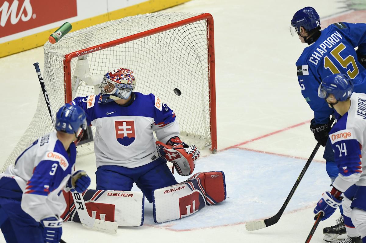 Bránkár Slovenska Samuel Hlavaj inkasuje gól.