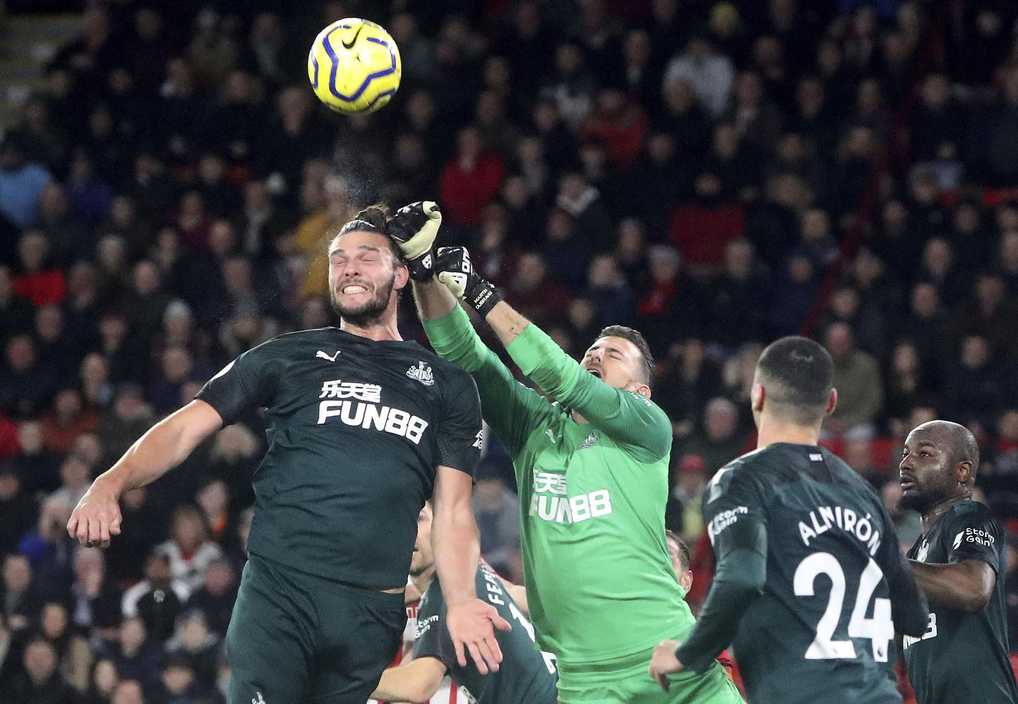 Martin Dúbravka v zápase so Sheffieldom.