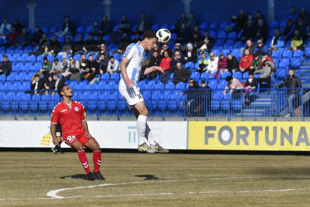 Diego Cuadros (FK Senica) a vpravo vo výskoku kapitán FC Nitra Miloš Šimončič.