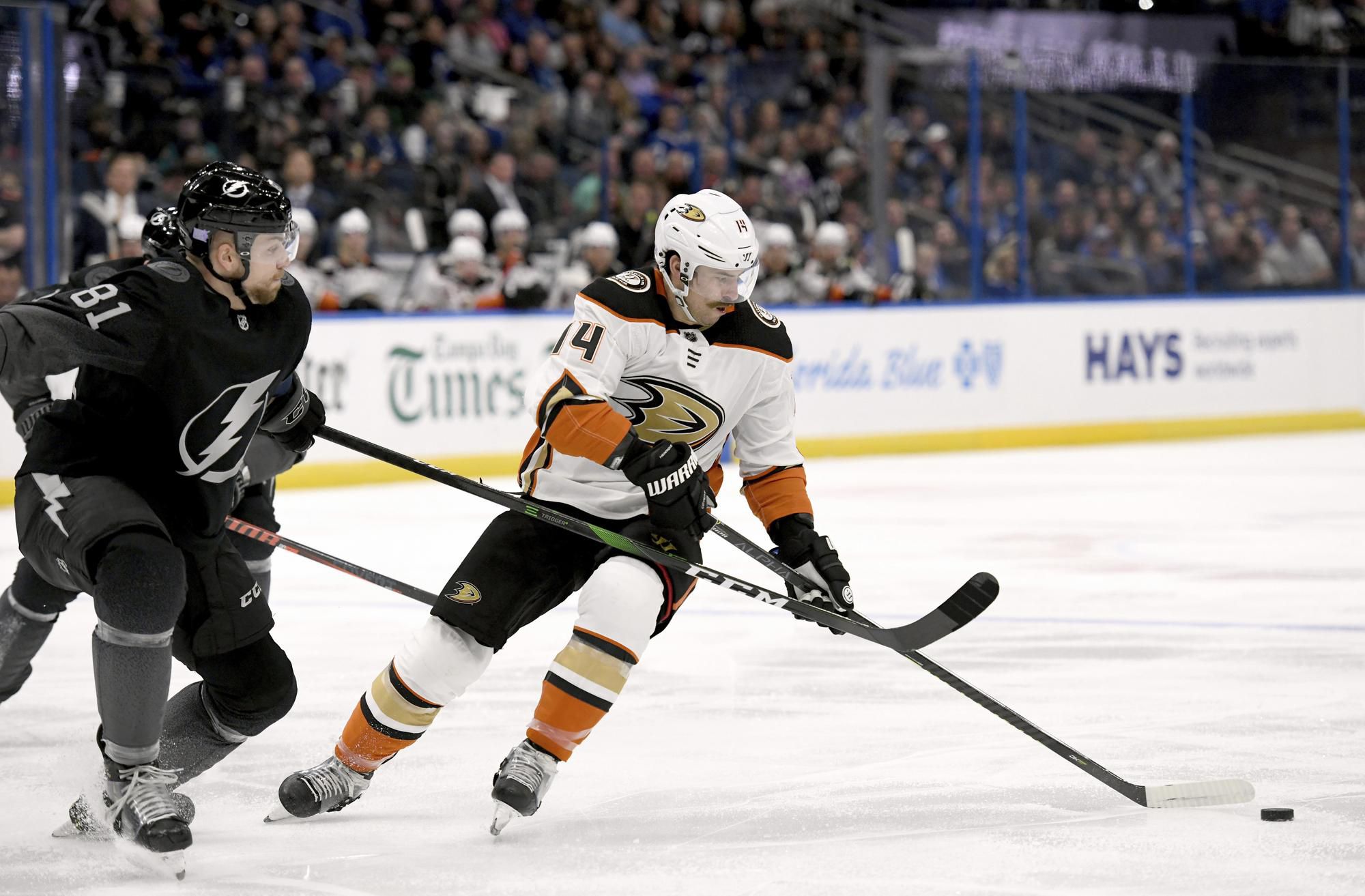 Erik Černák v drese Tampy Bay Lightning v zápase proti Anaheimu Ducks