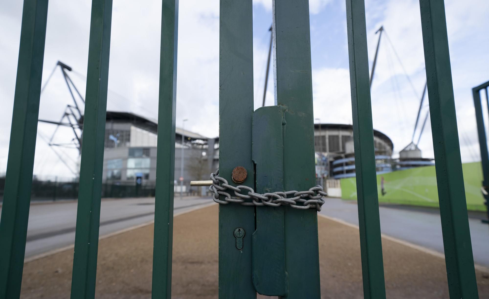 Zamknutá brána pred štadiónom Manchestru City - Etihad