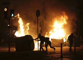 El Clásico zatienili brutálne protesty, Barcelona bola v ohni