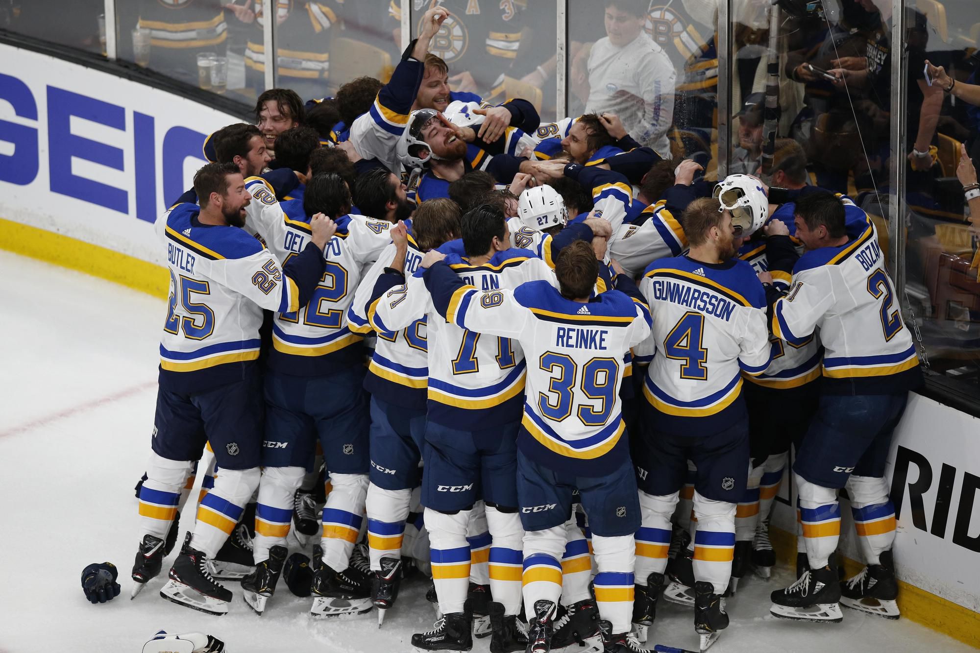 Hokejisti St. Louis sa tešia z historického víťazstva Stanley Cupu