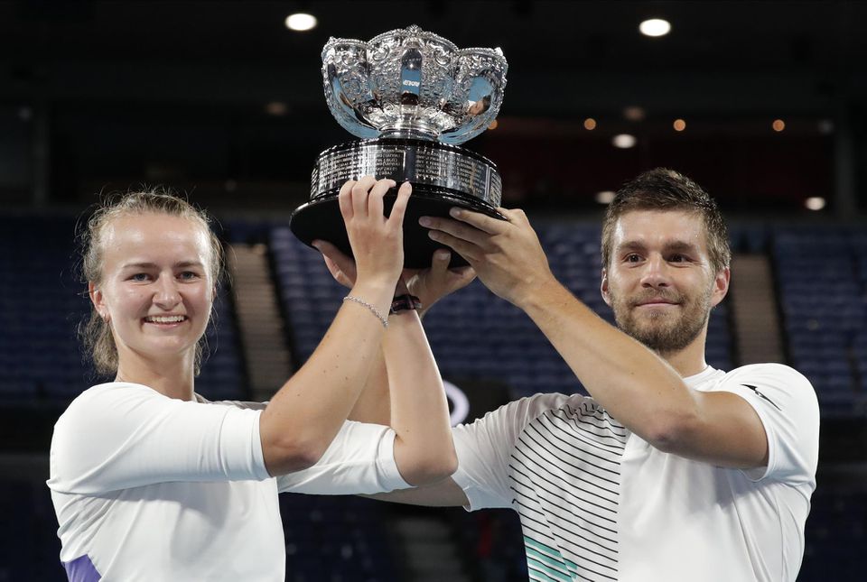 Barbora Krejčíková a Nikola Mektič s trofejou za víťazstvo na Australian Open